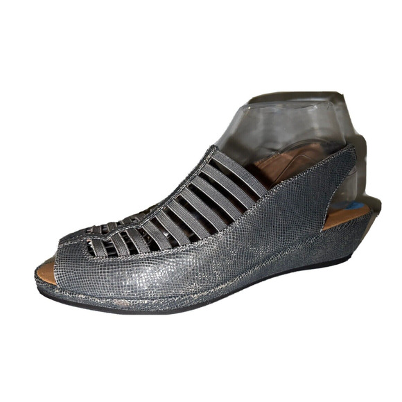 gentle souls Shoes - GENTLE SOULS Size 7.5M Gray Silver Leather Embossed Caged LILIANA Wedge Sandals